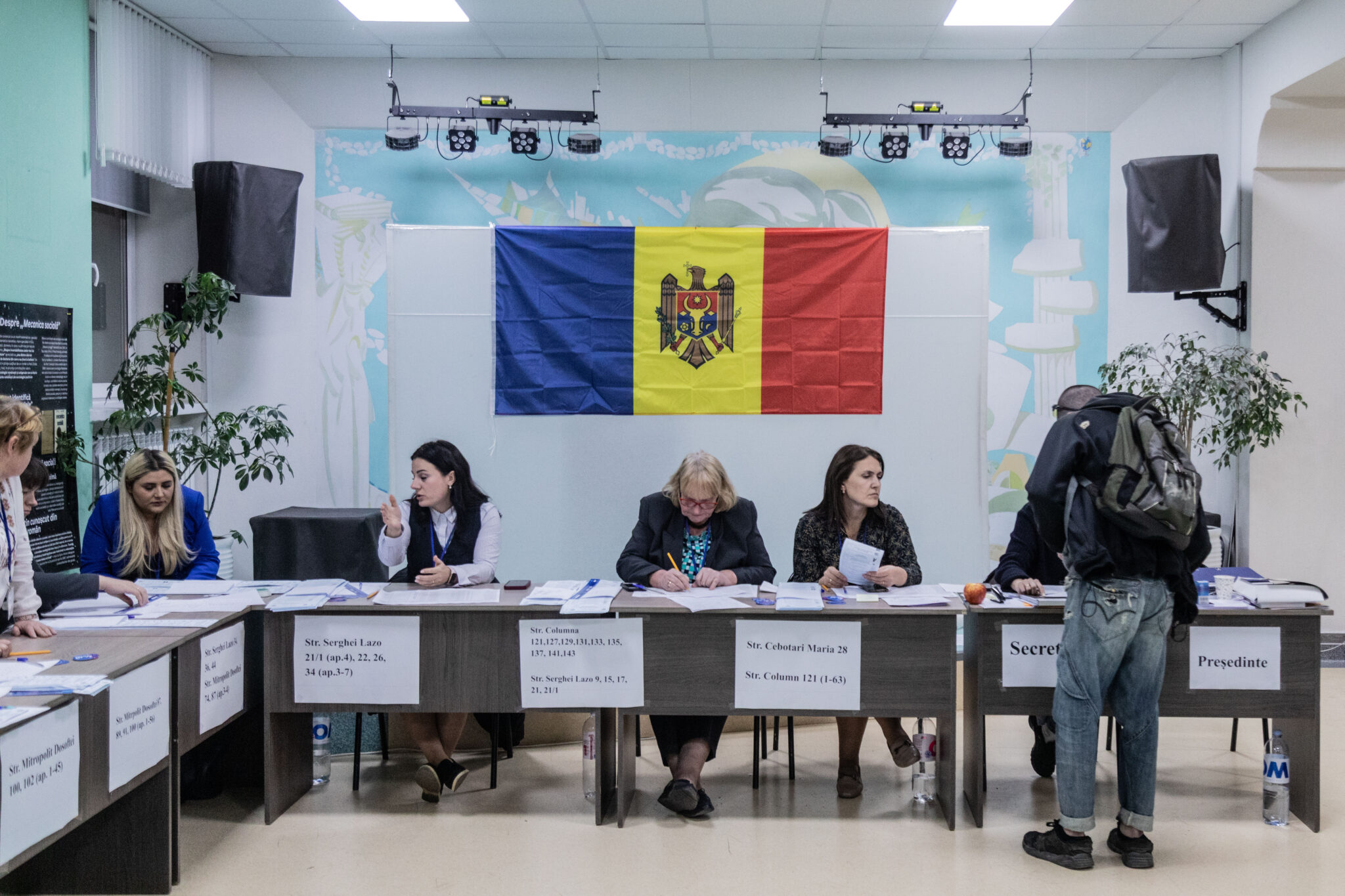 Spiru Haret Squiruminet Lyceum polling station in Chisinau during the Moldova's parliamentary elections on September 28, 2025.