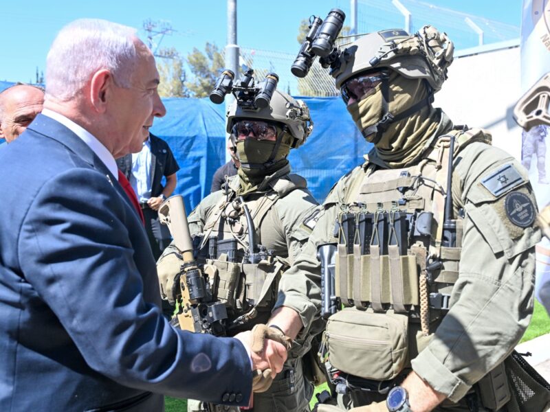 Benjamin Netanyahu shakes hands with IDF soldiers