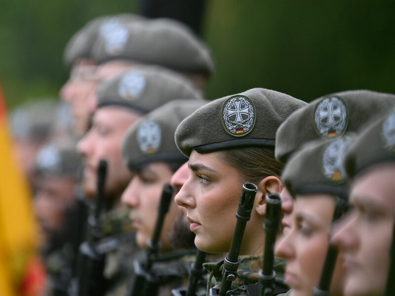 Photo of the servicemen and women of the Home Guard Regiment 6 in Germany.