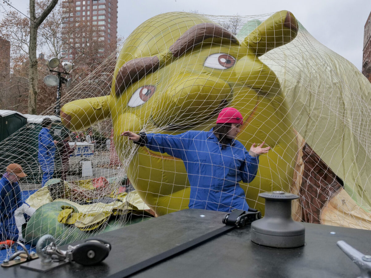 FBI Probes D.C. Shooting, HK Fire Under Control, Shrek Parade