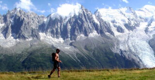 一個人走在山前